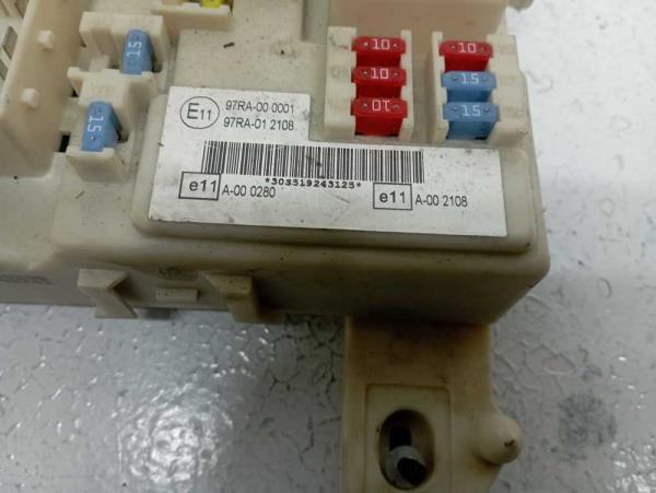 BOITE A FUSIBLE FORD - Vue 2